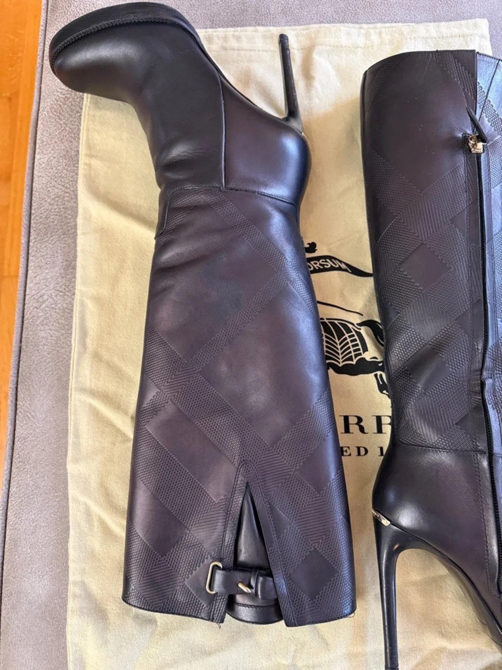 Burberry Black Leather Knee-High Stiletto Boots with Signature Check Texture - Picture 14 of 16